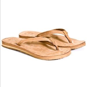 Ladies tan Ugg flip flops